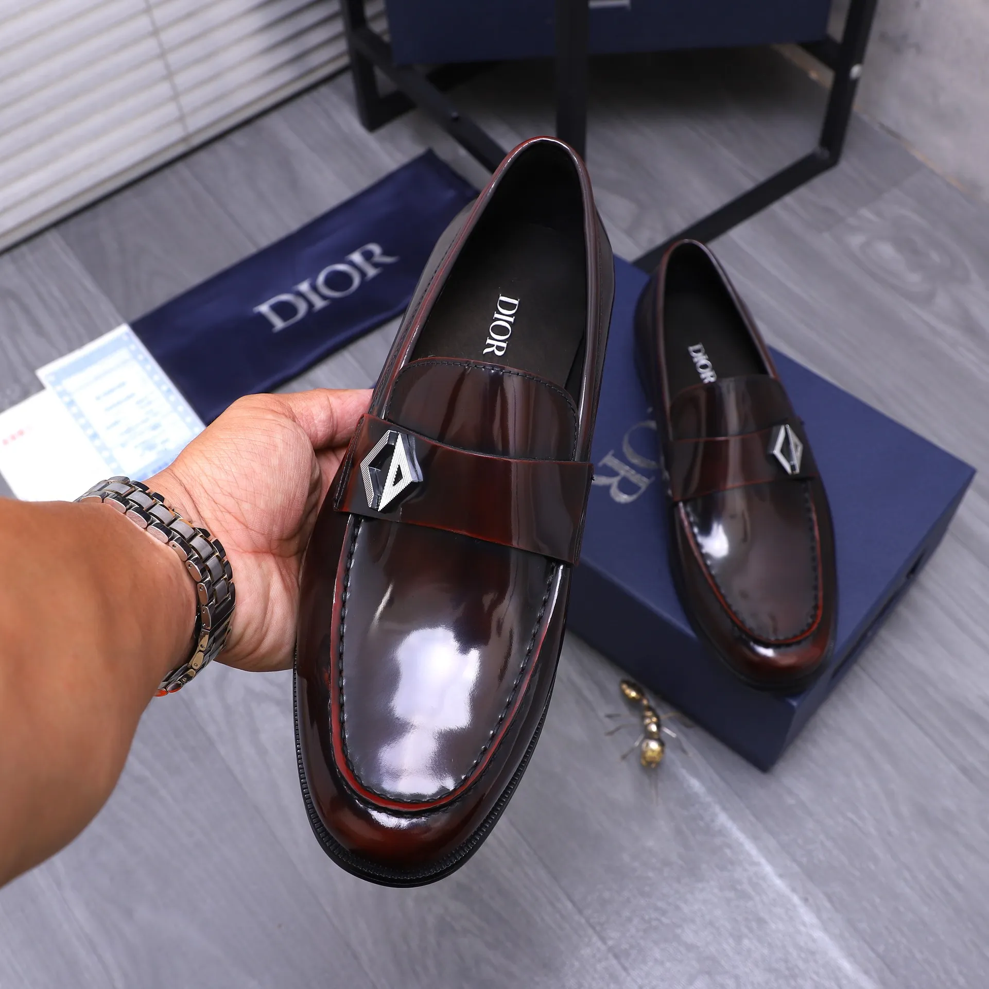 Men's shoes 💰580 Product trademark: Dior "Dior" formal business leather shoes Regular size: 39-45 (45 is custom-made and non-returnable) Product materials: Selected color-brushed pearlescent cowhide upper, cowhide lining, original outsole